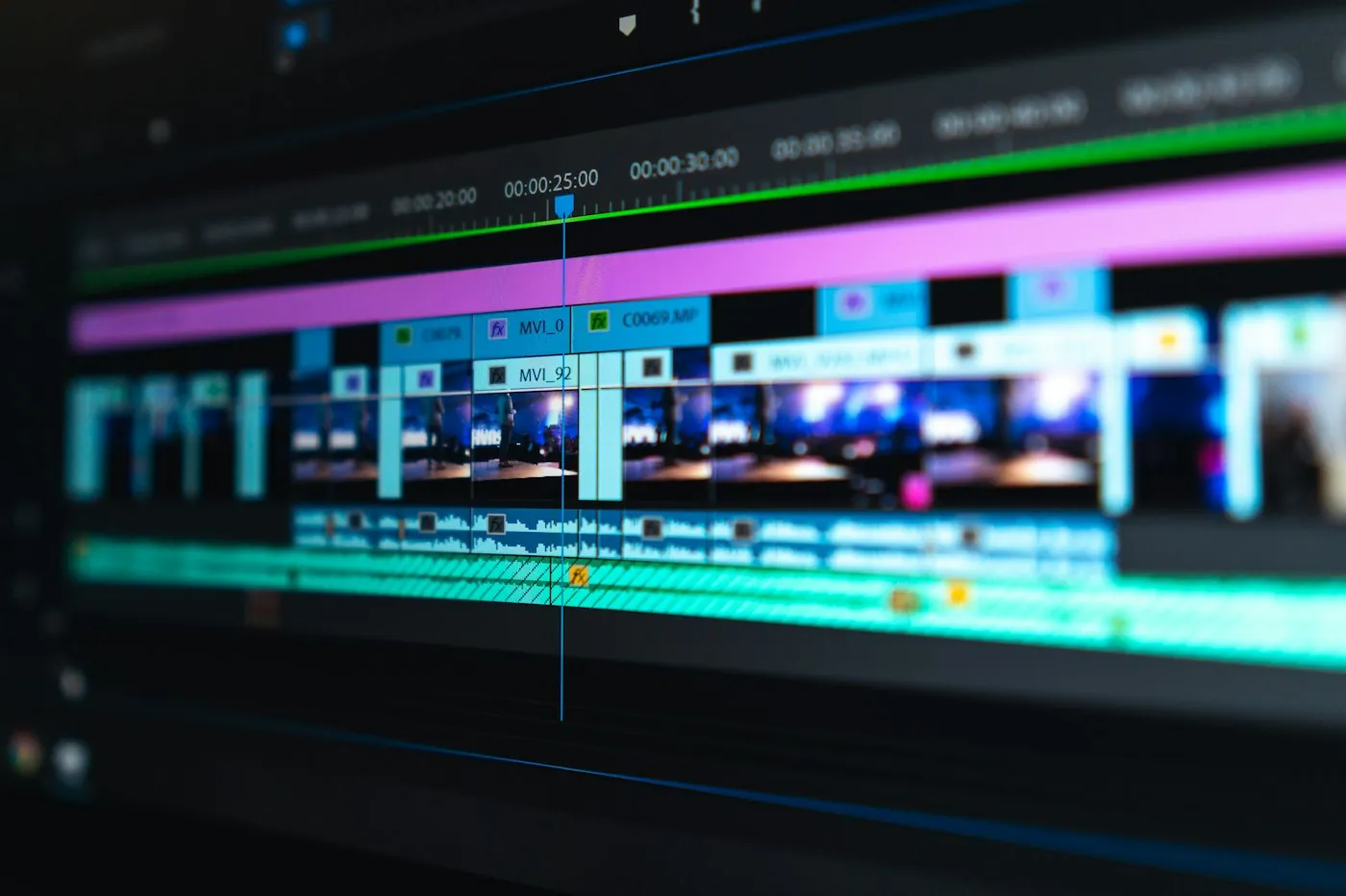Línea de tiempo de edición de vídeo en pantalla, con pistas de imagen y sonido