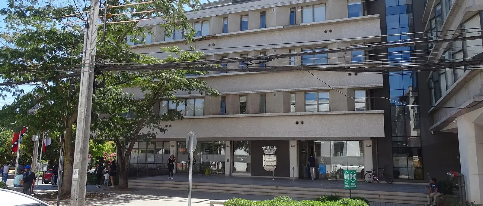 Edificio de la Municipalidad de Los Ángeles con el escudo de la comuna, en la capital de la provincia de Biobío donde trabaja esta agencia de marketing
