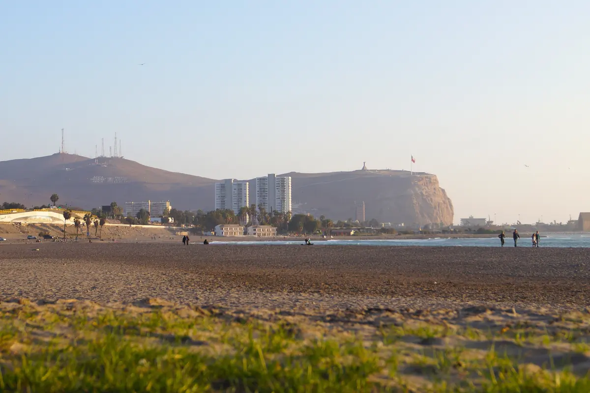 La playa de Arica con el Morro y la ciudad al fondo