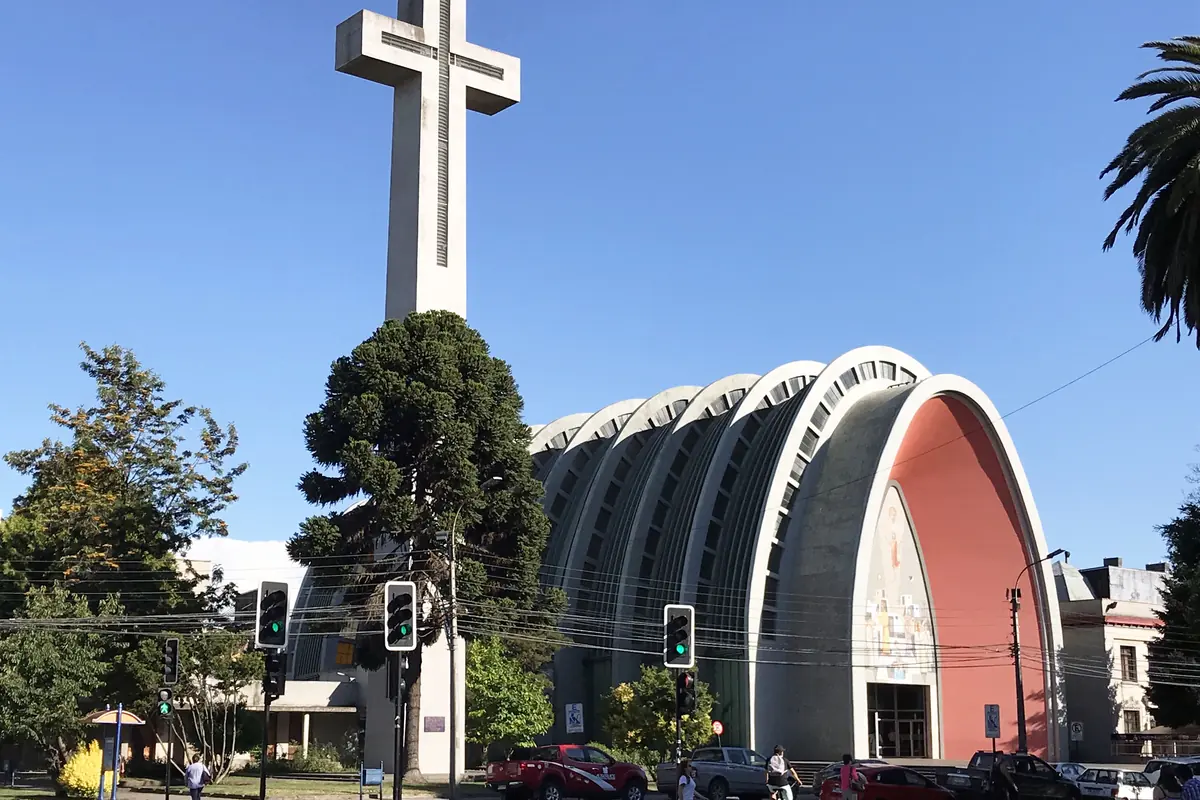 La Catedral de Chillán con sus arcos parabólicos de hormigón, Región de Ñuble