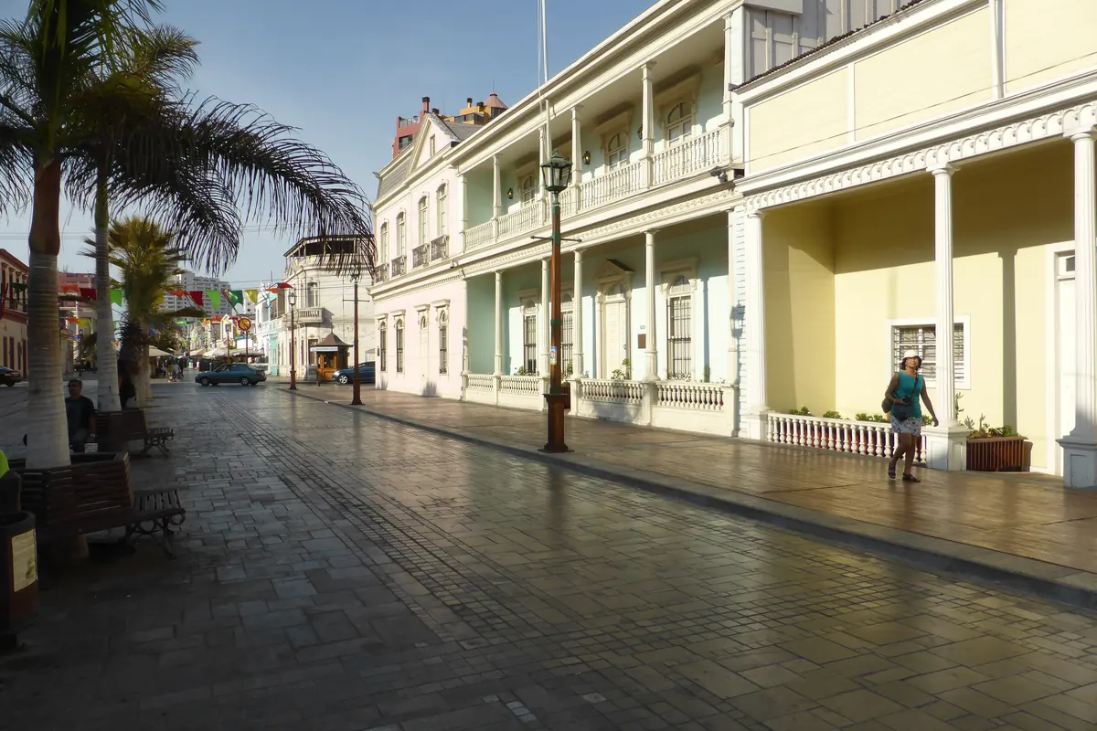 El paseo Baquedano de Iquique, con sus edificios de madera de la época del salitre