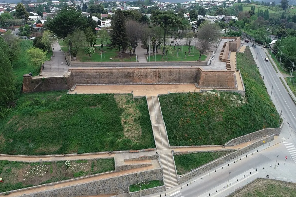 El Fuerte de Nacimiento visto desde el aire, con la ciudad detrás, Región del Biobío