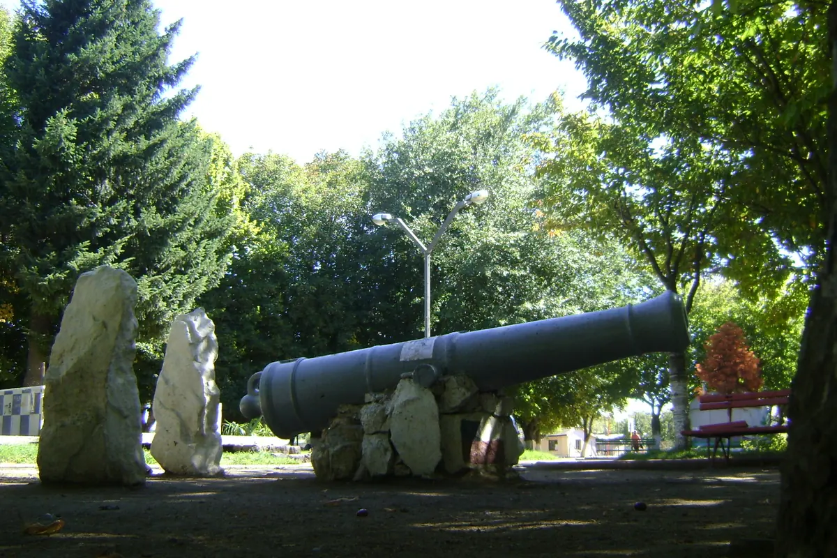 La plaza de armas de Negrete con el cañón del antiguo fuerte, Región del Biobío