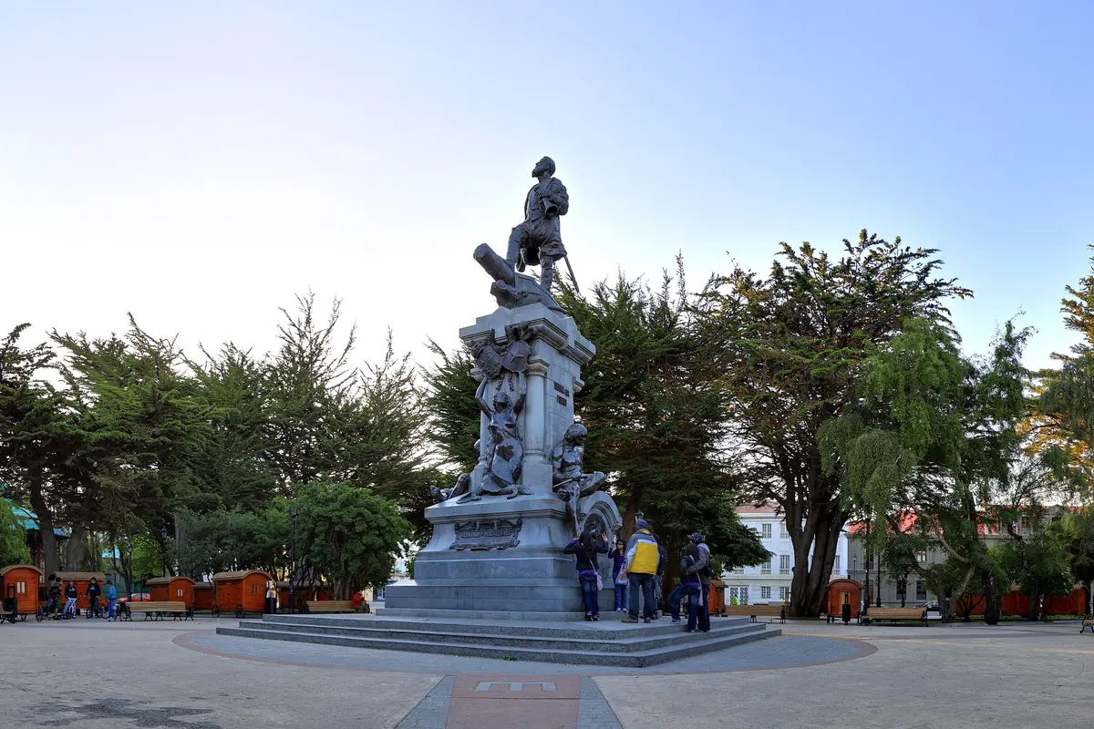 El monumento a Magallanes en la plaza de armas de Punta Arenas