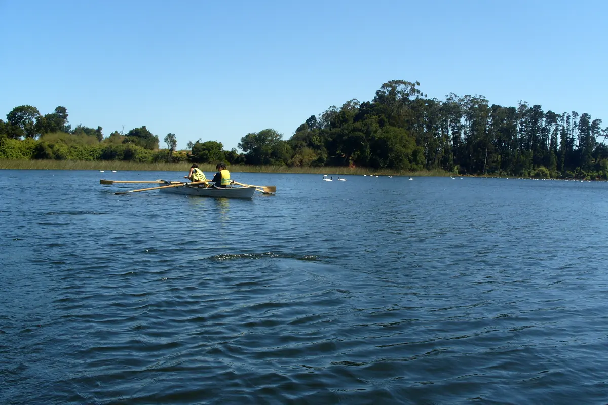 La Laguna Grande de San Pedro de la Paz con botes en la orilla, Región del Biobío