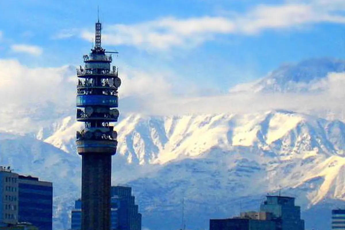 La Torre Entel con la cordillera de los Andes nevada detrás, en Santiago