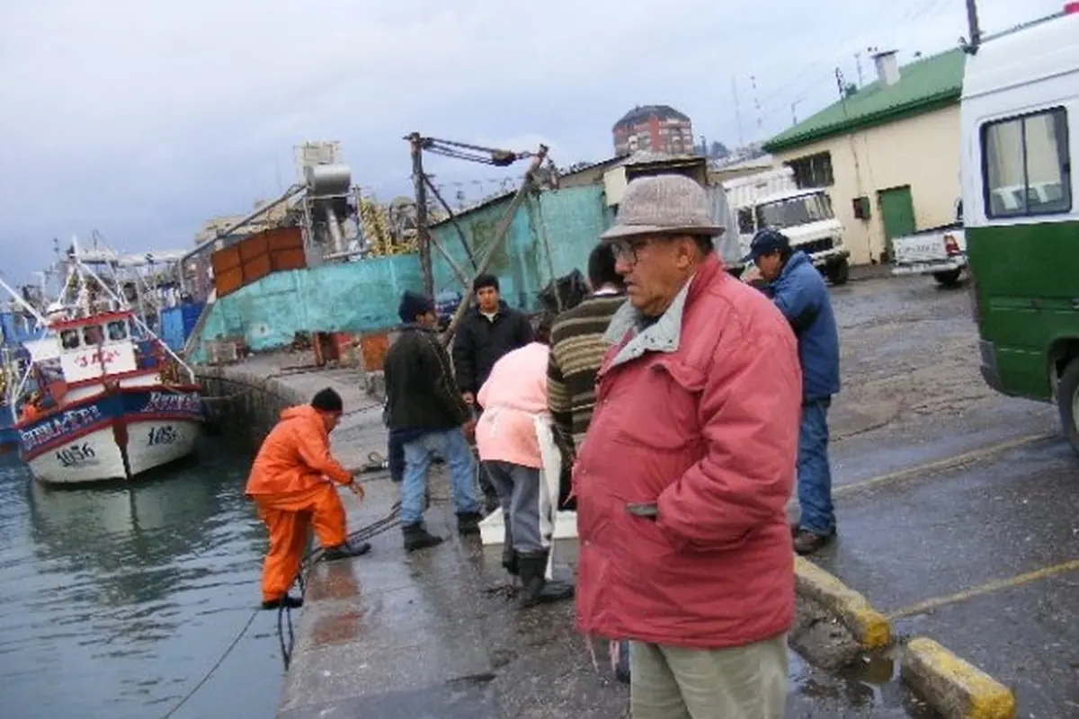 El puerto pesquero de Talcahuano con las embarcaciones atracadas, Región del Biobío